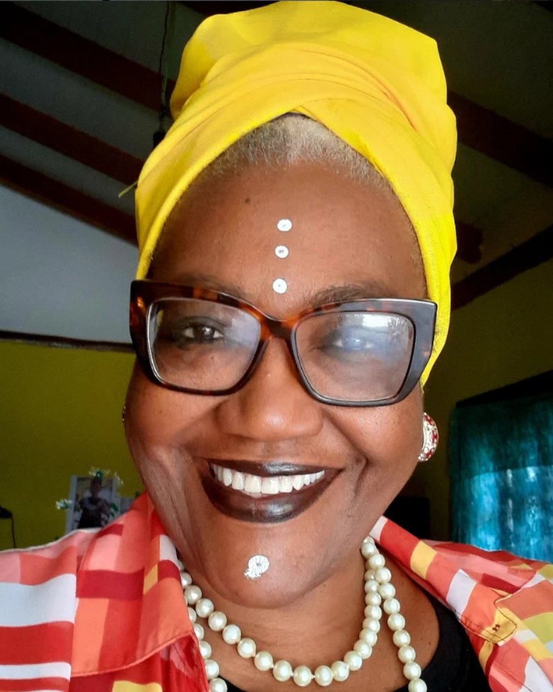 Rosângela Sebastião (Dona Rosa), coordenadora do Projeto das Pretas, retrato com turbante amarelo